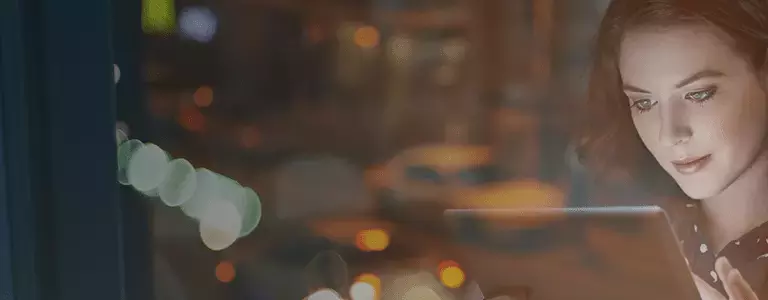 使用iPad的妇女受到云数据保护服务的保护
